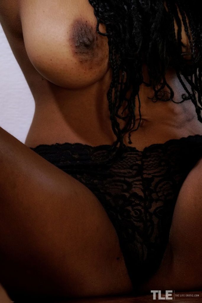 knappe donkere vrouw met grote borsten en handboeien 05