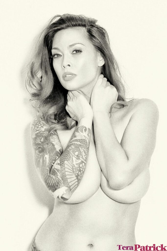 Mooie vrouw heeft mooie tatoeages