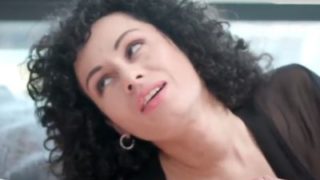 Vrouw met hele grote borsten heeft erotische sex