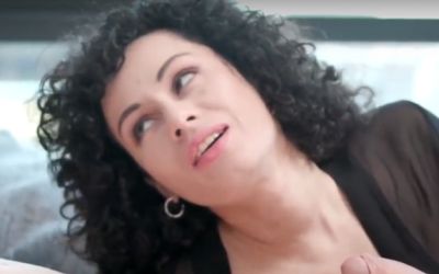 Vrouw met hele grote borsten heeft erotische sex