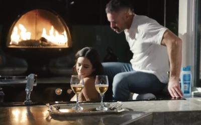 Erotische sex in bad eindigt met een creampie