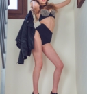 Mila Azul knappe opwindende vrouw 05