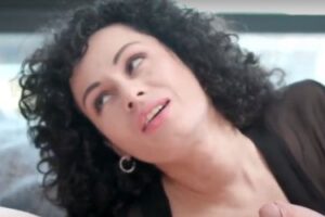 Vrouw met grote borsten heeft erotische sex